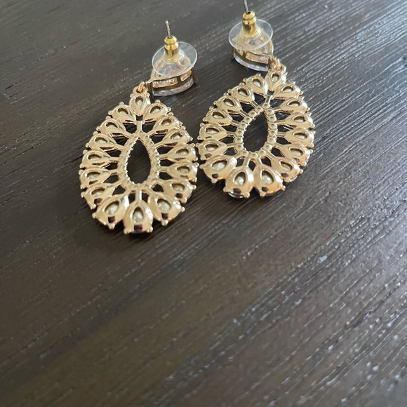 Tear drop style earrings. - Picture 3 of 4